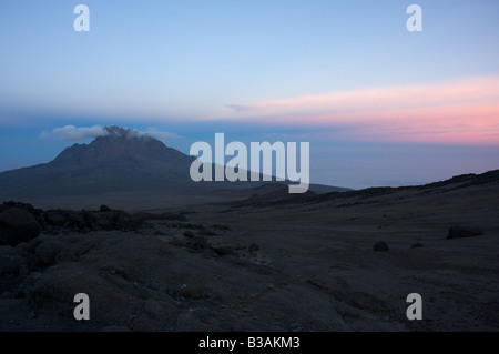 Tramonto da Kibo Hut, Monte Kilimanjaro con picco Mawenzi in primo piano Foto Stock