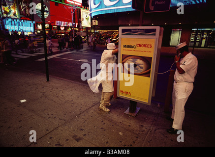 Manhattan New York STATI UNITI D'AMERICA gli uomini a street cabina telefonica Times Square Foto Stock