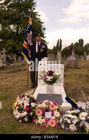 Cerimonia al graveside a svelare una lapide in memoria del vigile del fuoco Frederick Davies 1913 1945 morto in linea del dazio Foto Stock