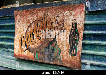 "Vecchio decadendo rusty coca cola pubblicità segno' Foto Stock