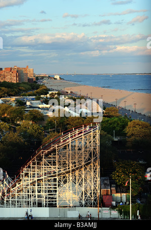 Vista aerea di Coney Island, Spiaggia di Brighton e acquario con le famose Montagne russe Ciclone Foto Stock