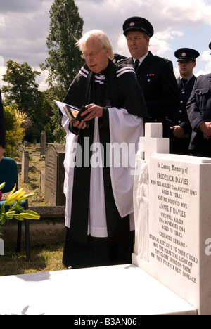 Cerimonia al graveside a svelare una lapide in memoria del vigile del fuoco Frederick Davies 1913 1945 morto in linea del dazio Foto Stock