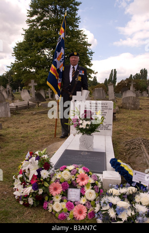 Cerimonia al graveside a svelare una lapide in memoria del vigile del fuoco Frederick Davies 1913 1945 morto in linea del dazio Foto Stock