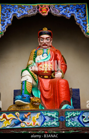 Statua scolpita a Shangqing Gong tempio daoista su Qingcheng Shan Chengdu nella provincia del Sichuan in Cina JMH3298 Foto Stock