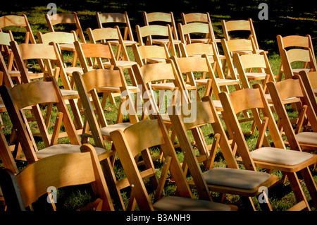 Sedie vuote a celebrazione nel campo Foto Stock