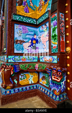 Intagliati e dipinti a muro Shangqing Gong tempio daoista su Qingcheng Shan nella provincia del Sichuan in Cina JMH3296 Foto Stock