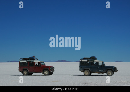 Land Rover sul Salar de Uyuni distesa di sale in Potosi, Bolivia, Sud America Foto Stock