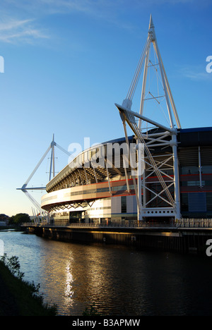 Millennium Stadium al tramonto, centro città, Cardiff Wales, Regno Unito Foto Stock