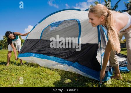 Donne ispaniche impostazione di tenda Foto Stock