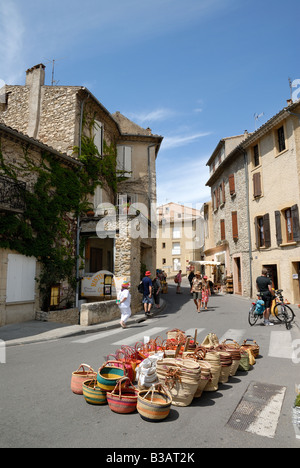 Scena di strada in Vaison-la-Romaine, Francia Foto Stock