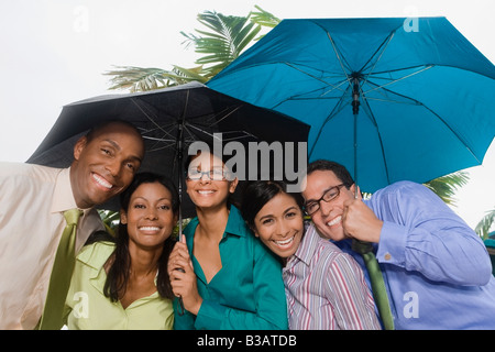 Imprenditori di origine ispanica di sostare sotto gli ombrelloni Foto Stock