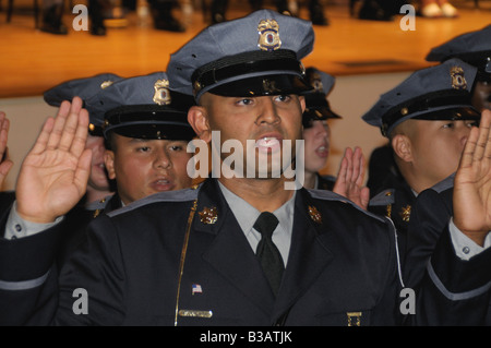 Prince George County poliziotti prestare giuramento di ufficio durante il giuramento per cerimonia in Greenbelt, Maryland Foto Stock