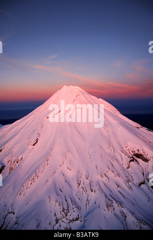 Alpenglow sulla vetta del Monte taranaki Mt Egmont all'alba Taranaki Isola del nord della Nuova Zelanda antenna Foto Stock