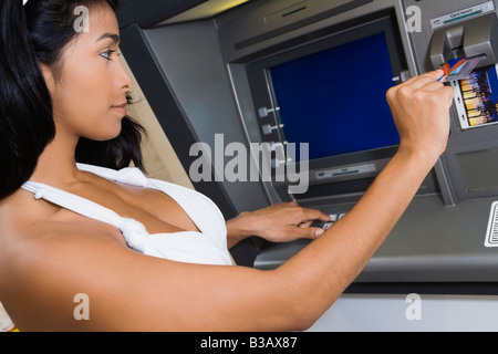 Donna ispanica utilizza atm Foto Stock