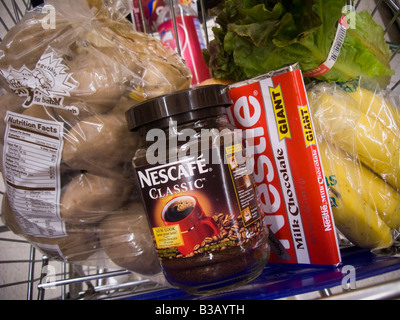 Una selezione di prodotti di Nestlé in un supermercato fruttivendolo carrello Foto Stock