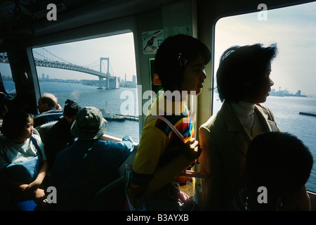 Tokyo Giappone La Yurikamome elettrico treno driverless links bonificata quartiere di Odaiba per la città Foto Stock