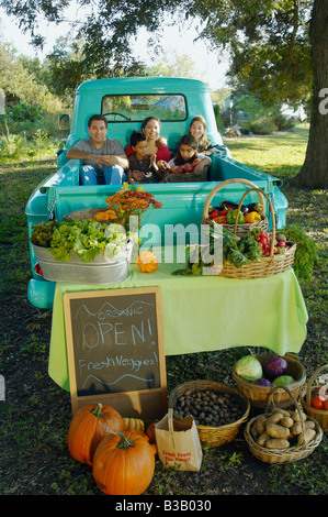 Multi-etnico in famiglia carrello presso l'azienda stand Foto Stock