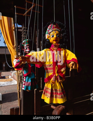 Il Nepal, Valle di Kathmandu, Kathmandu, tradizionali burattini in legno per la vendita in Durbar Square Foto Stock