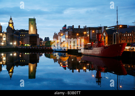 Luglio 2008 - La luce rossa di nave al dock di inscatolamento accanto ad Albert Dock con il Liver Building in background Liverpool England Foto Stock