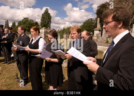 Cerimonia al graveside a svelare una lapide in memoria del vigile del fuoco Frederick Davies 1913 1945 morto in linea del dazio Foto Stock