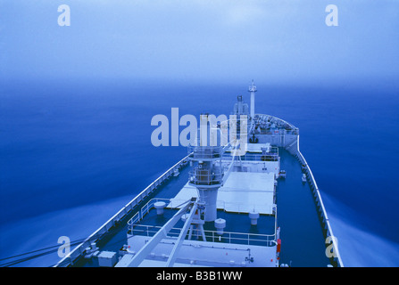 Un generale nave da carico nel Mar Baltico all'alba, al largo della costa della Finlandia Foto Stock