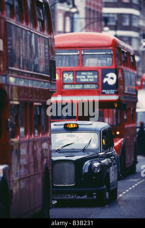 Londra gli autobus e i taxi (black cabs) su Oxford Street e il West End di Londra, Inghilterra, Regno Unito Foto Stock