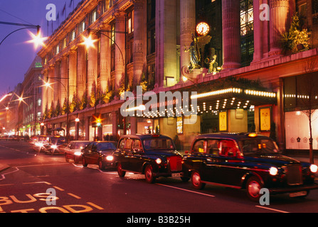 Oxford Street e Selfridges di notte con i taxi di Londra, West End di Londra, Inghilterra, Regno Unito Foto Stock
