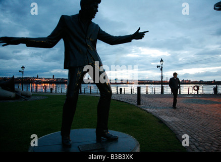 Luglio 2008 - La statua di Billy Fury da Albert Dock e il fiume Merseyside Liverpool England Regno Unito Foto Stock