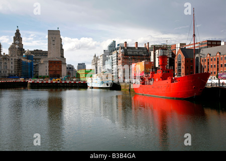 Luglio 2008 - La luce rossa di nave al dock di inscatolamento accanto ad Albert Dock con il Liver Building in background Liverpool England Foto Stock