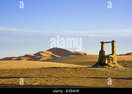 Pozzo di acqua in secco del deserto del Sahara Erg Chebbi Marocco Foto Stock