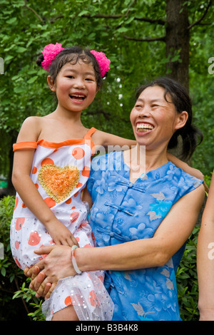 Madre e figlia Chengdu nella provincia del Sichuan in Cina JMH3279 Foto Stock