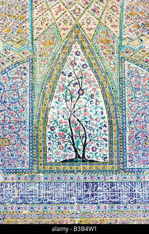 Decorazione ornata all'interno di Masjid Vakil o Regents moschea di Shiraz Iran Foto Stock