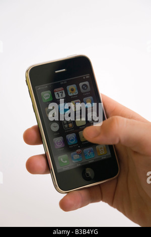 Mano dell'uomo che tiene il telefono cellulare Apple iphone. Inghilterra Gran Bretagna Foto Stock