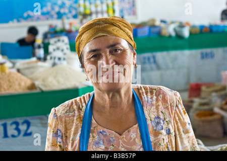 Uzbek fornitore nel mercato Siab in Samarcanda Uzbekistan Foto Stock