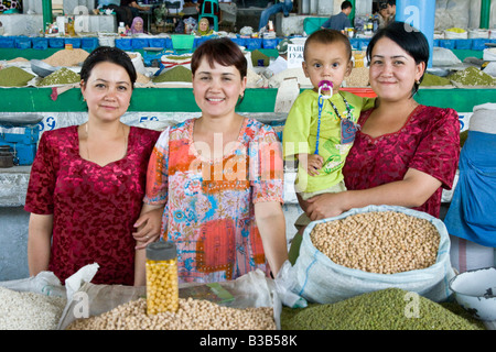 Fornitore uzbeko famiglia nel mercato Siab in Samarcanda Uzbekistan Foto Stock