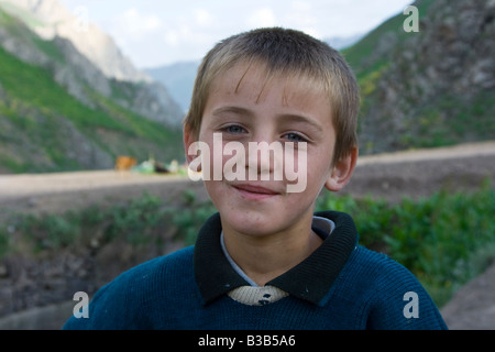 Ragazzo tagiko vicino Khaburabot o Saghirdasht passano nei pressi di Khorog Tagikistan Foto Stock