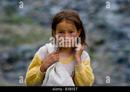 Giovane e bella del Kirghizistan ragazza tagika nella valle Gumbezkul nell est Pamirs vicino a Murgab Tagikistan Foto Stock