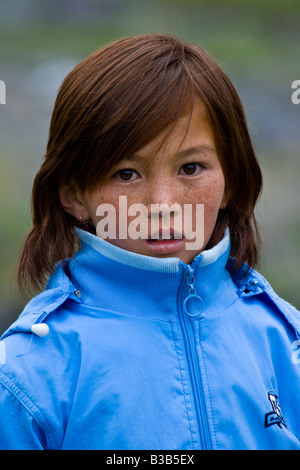 Giovane e bella del Kirghizistan ragazza tagika nella valle Gumbezkul nell est Pamirs vicino a Murgab Tagikistan Foto Stock