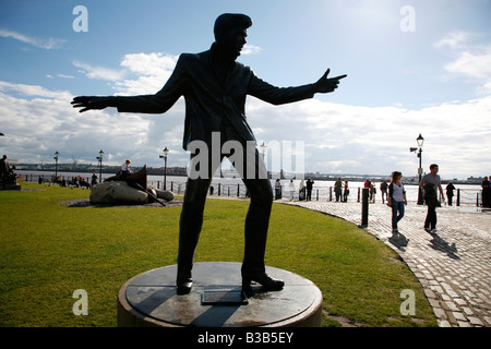Luglio 2008 - La statua di Billy Fury da Albert Dock e il fiume Merseyside Liverpool England Regno Unito Foto Stock