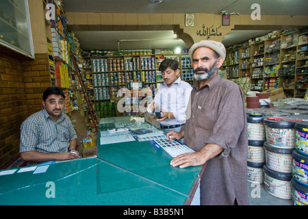 Negozio di vernice in Gilgit nel nord del Pakistan Foto Stock