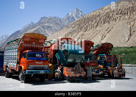 Carrelli pakistano sulla Karakoram Highway nel nord del Pakistan Foto Stock