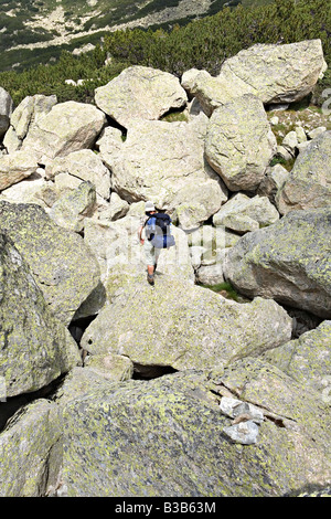 Sentieri non marcati vicino laghi Gazeiski nel sito del Patrimonio Mondiale il Parco Nazionale di Pirin Bulgaria Foto Stock