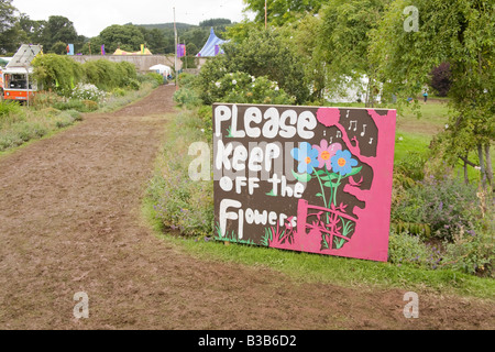 Si prega di mantenere spento il segno di fiori all'Greenman festival 2008 Glanusk Park Brecon Beacons Galles U K Foto Stock