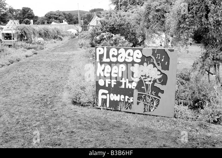 Si prega di mantenere spento il segno di fiori all'Greenman festival 2008 Glanusk Park Brecon Beacons Galles U K Foto Stock