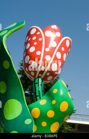 Scultura di tulipani Shangri-la dell'artista giapponese Yayoi Kusama nella città francese di Lille, Francia. Foto Stock