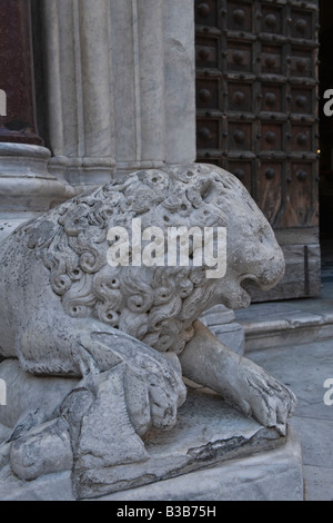 Il XIV secolo lion al di fuori del portale centrale del Duomo Foto Stock