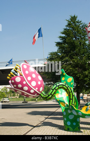 Scultura di tulipani Shangri-la dell'artista giapponese Yayoi Kusama nella città francese di Lille, Francia. Foto Stock