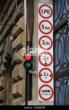Praga GPL stazione di rifornimento entrata entrata restrizioni sulla velocità peso altezza, larghezza e lunghezza Foto Stock