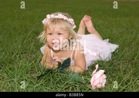 Adorabili poco ragazza bionda in rosa tutu ghirlanda e sorridente Foto Stock