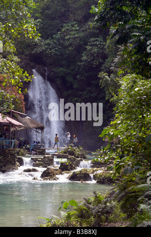 Uno splendido scenario a uno dei tre cascate sul fiume Kawasan nei pressi di Badiana nel centro di Cebu Foto Stock